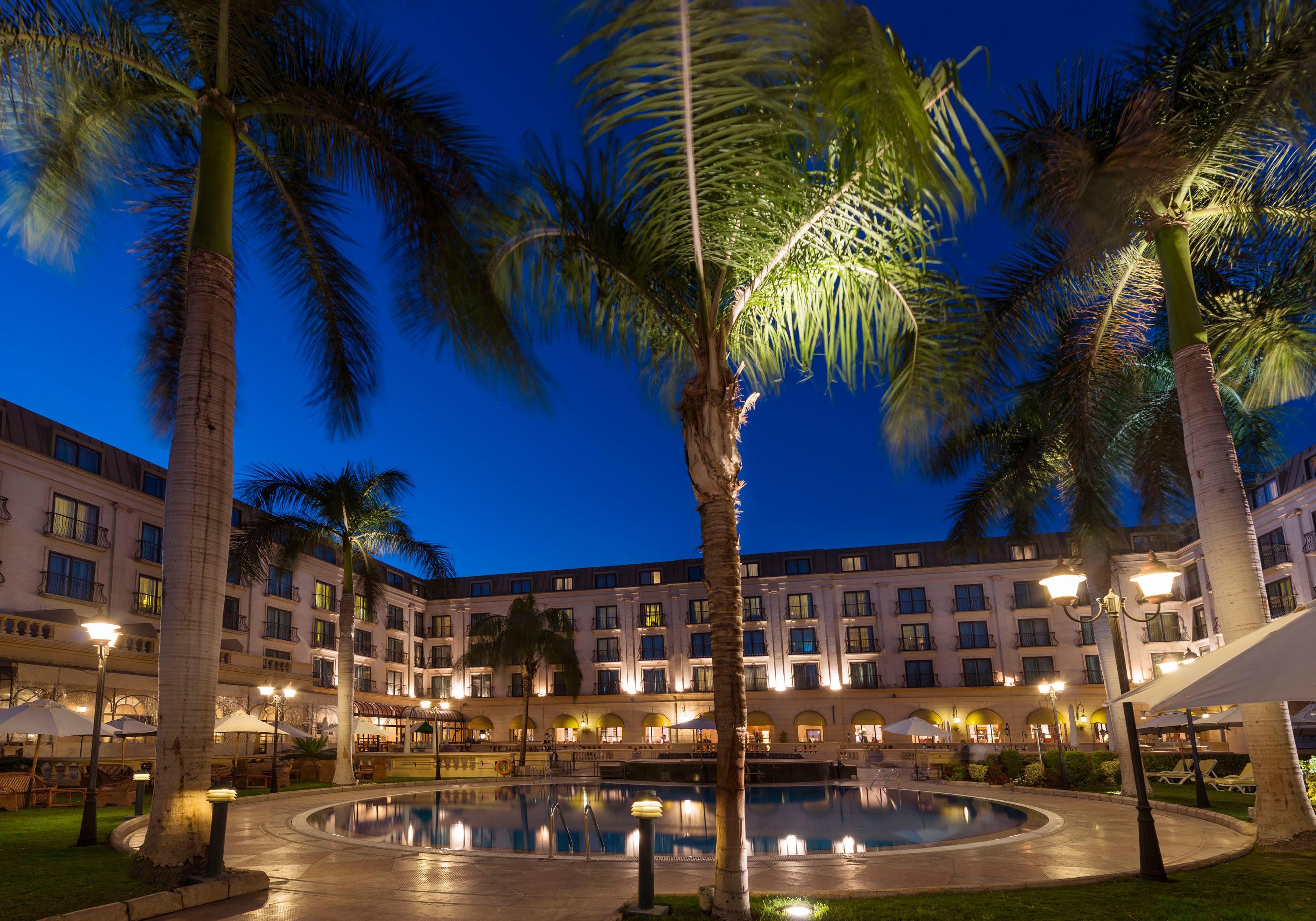 Concorde El Salam Cairo Hotel&Casino Fasilitas foto The hotel at night